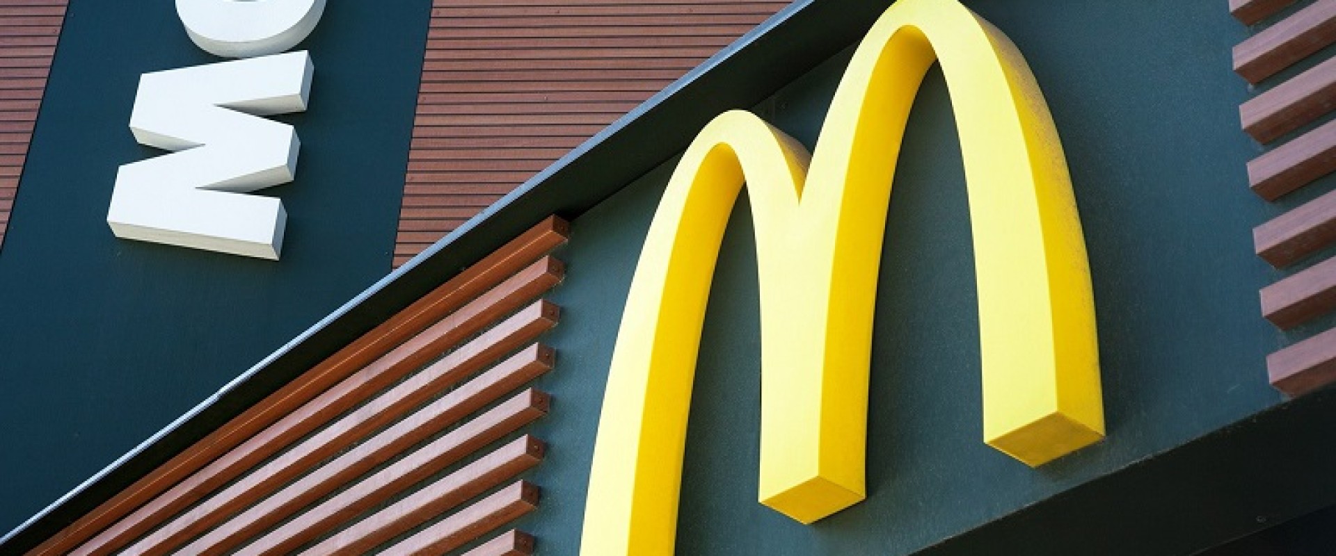 Новое название McDonald's и уход Starbucks из России. Новости за 23 мая