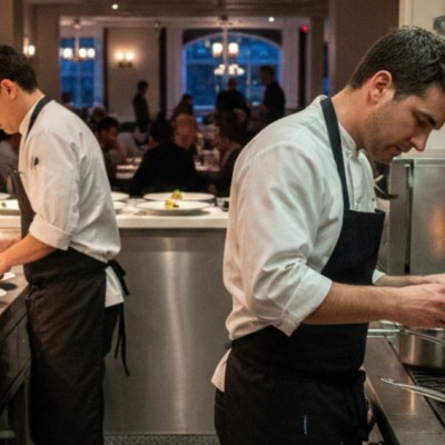 Средние предлагаемые зарплаты в общепите выросли на 20% год к году. В Пулково открылось кафе с готовой едой от «Перекрестка». Новости за 22 декабря