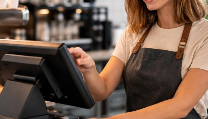 В Госдуму внесли поправки в закон о кассовой технике. В Москве стартовал сезон летних веранд кафе и ресторанов. Новости за 1 апреля