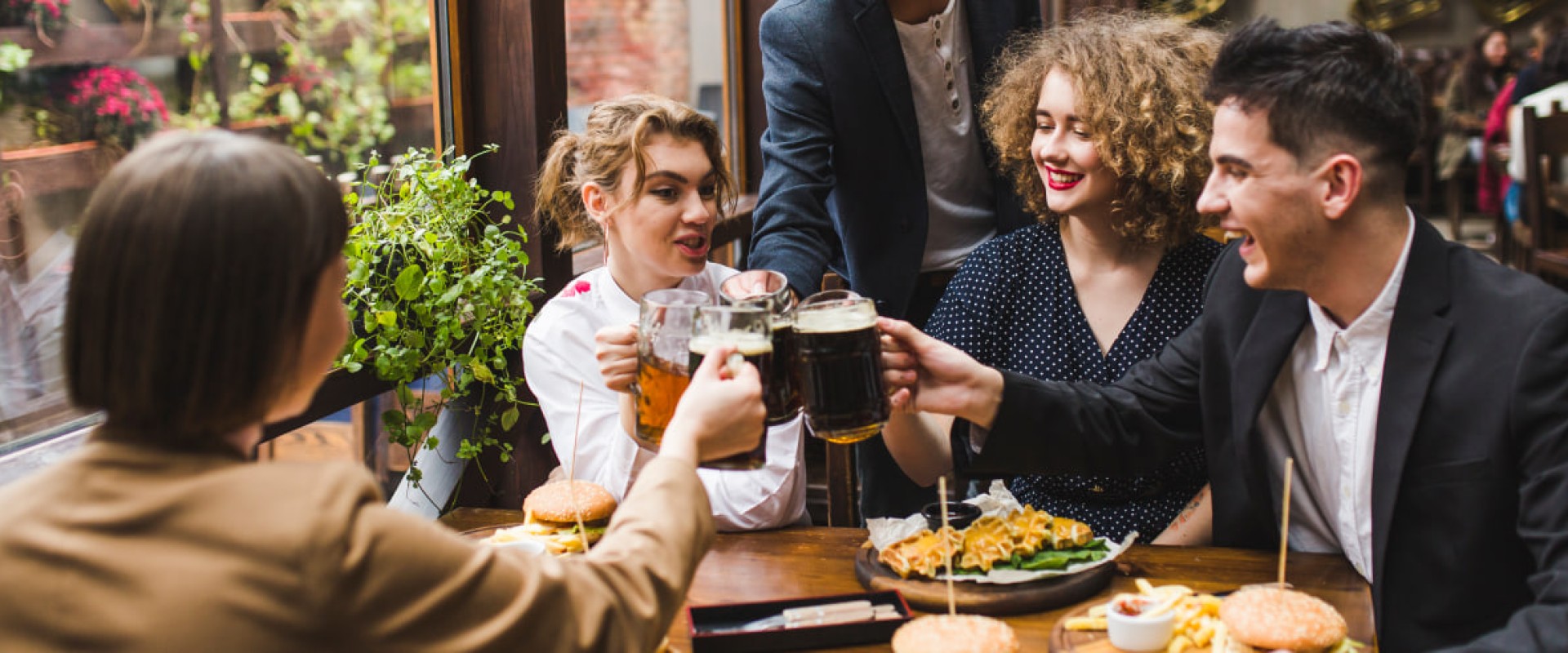 Как с помощью маркетинга обеспечить полную посадку в ресторане в дни, когда это невозможно? Опыт сети сифудбаров