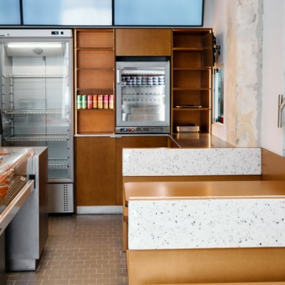 Много лосося открыли первый полноформатный ресторан в Москве. Перевод вывесок на русский язык может обойтись бизнесу в сотни миллионов рублей. Новости за 27 февраля