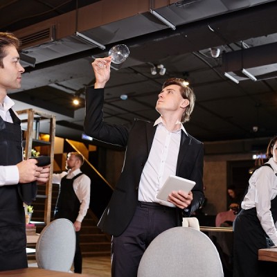 Сколько стоит кричать на персонал в ресторане? Сколько стоит кричать на персонал в ресторане?