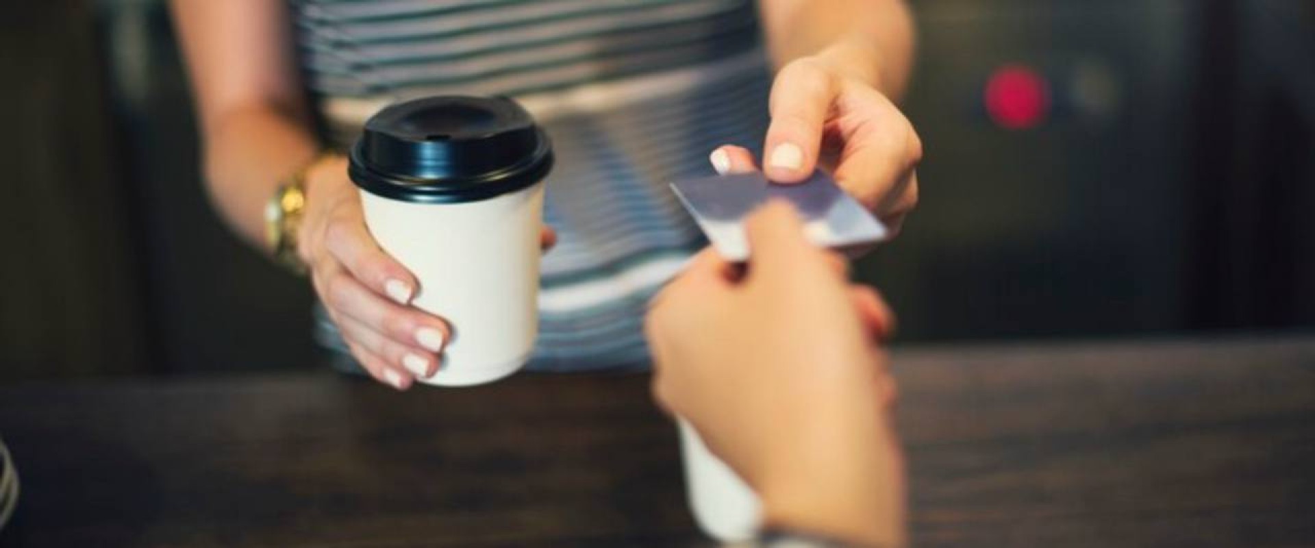 ФАС РФ объяснила, когда не обязательно переводить иностранные слова в рекламе. «Газпромнефть» продала более 11.4 литров кофе на АЗС в 2025 году. Новости за 20 апреля