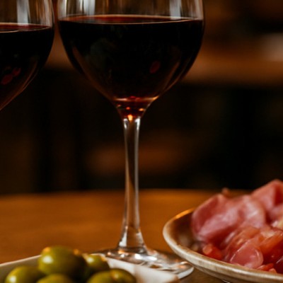 Роскачество опубликовало «Винный гид России». В 2025 году вырос средний чек безналичных чаевых. Новости за 21 ноября