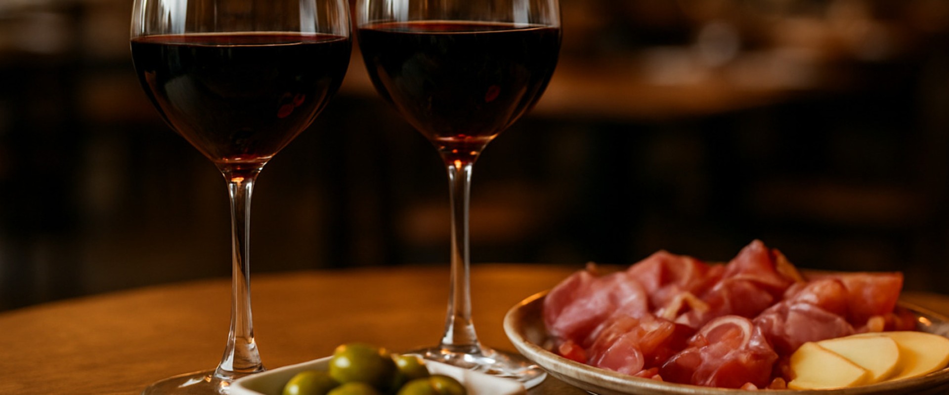 Роскачество опубликовало «Винный гид России». В 2025 году вырос средний чек безналичных чаевых. Новости за 21 ноября