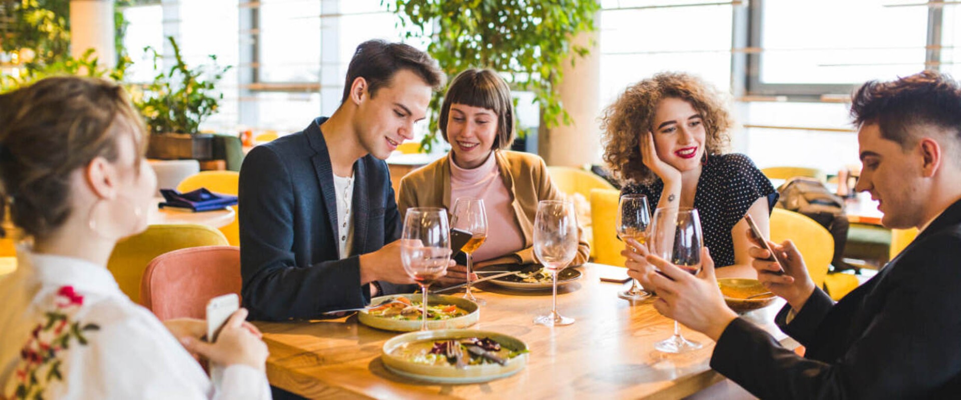 В ресторане мало гостей: где их взять? В ресторане мало гостей: где их взять?