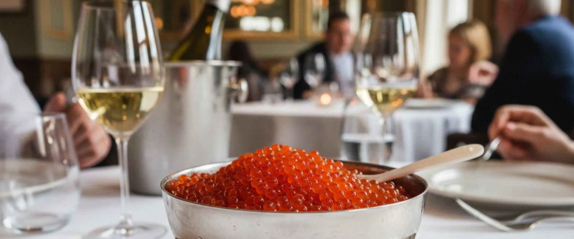 Производство красной икры в России выросло на 23%. Бренд «Вкусно — и точка» представил свой первый слоган. Новости за 25 декабря