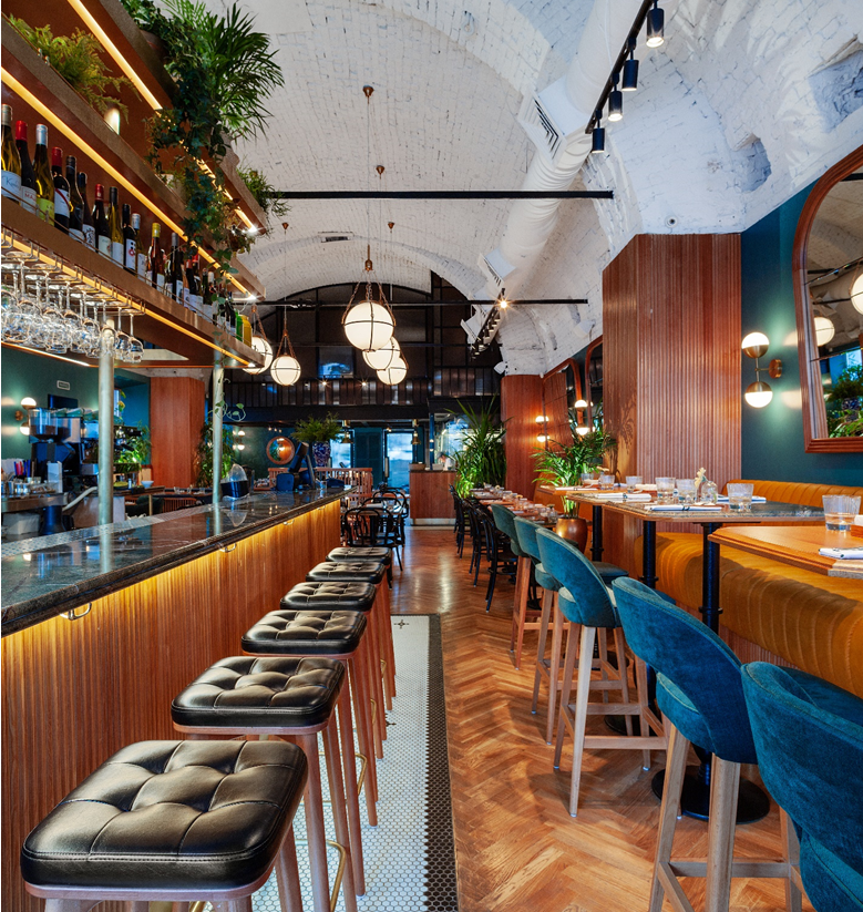 Евгения Лазарева, основатель и ведущий дизайнер студии Hot Design Folks, уже более шести лет живет в Сингапуре. Именно этот город стал источником вдохновения для проекта ресторана «Сойка» в Екатеринбурге.
