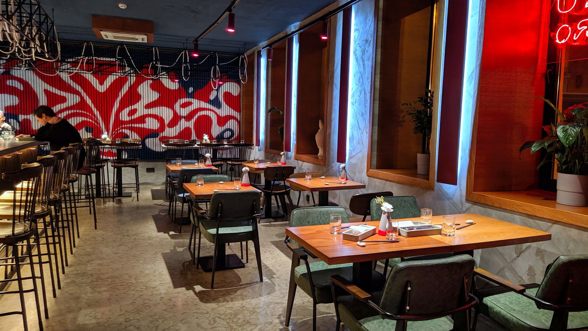 Бистро Nau на Рубинштейна, 28 был открыт в 2019 году, заменив паназиатский бар Tent, проработавший на этом месте лишь несколько месяцев. При перезапуске акцент сделали на японской кухне (от суши до раменов), вине и коктейлях.