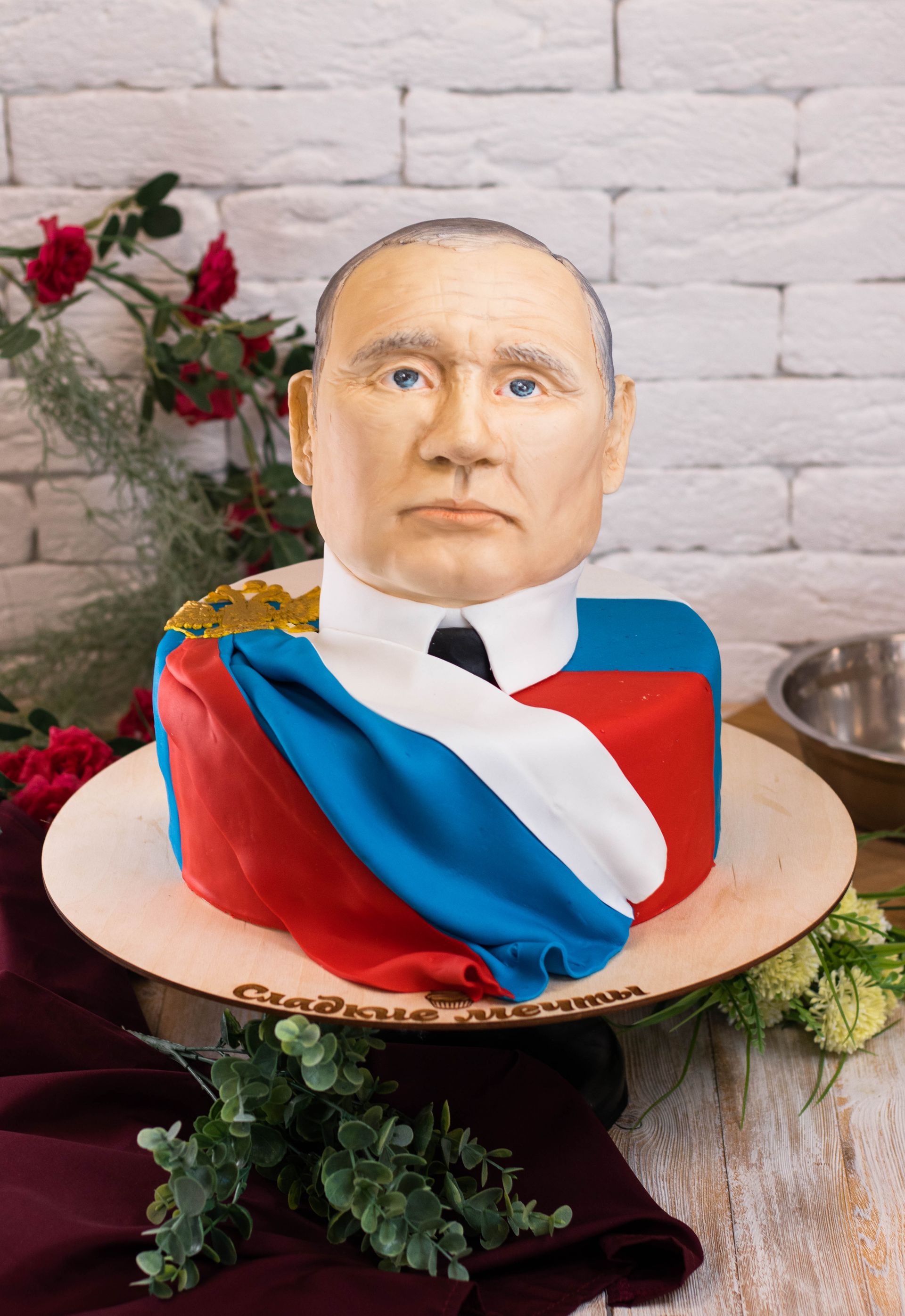 Самый дорогой торт в виде головы действующего Президента России в импровизированной выставке «Лидеры и вожди России» обошелся покупателю в 6900 рублей.